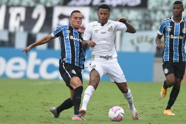 Grêmio - Sobe: O time tricolor mostrou um bom repertório em bolas paradas e o gol saiu após bela troca de passes/ Desce: O ataque teve muita dificuldade para furar a defesa do Santos, além de muitas falhas da defesa tricolor.