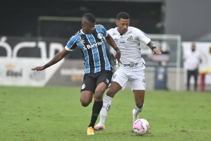 ESQUENTOU - Cruzeiro e Grêmio se aproximam de um acordo para o Tricolor Gaúcho ter em definitivo o lateral-direito Orejuela, emprestado pelos mineiros desde o início do ano. A Raposa, que inicialmente pedia R$ 21 milhões, deverá reduzir o valor dos direitos do jogador, além de parcelar, a partir de 2021, a compra do atleta colombiano, de 23 anos, que se destacou no time azul em 2019, foi comprado e repassado ao Grêmio para se valorizar.