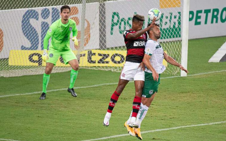 GOIÁS | SOBE: O goleiro do Goiás travou um duelo particular contra todo o time do Flamengo. Com a exceção de Matheuzinho, todos jogadores de linha finalizaram contra a meta de Tadeu, e ele ia garantindo um ponto para o Esmeraldino, no Maracanã, apesar das muitas finalizações. Foram 10 finalizações ao todo do camisa 1. Ofensivamente, o destaque ficou com Keko, que criou as melhores jogadas do Goiás. / DESCE: Ao abrir o placar no Maracanã, o Goiás adotou uma postura muito defensiva, o que forçou um isolamento social de Rafael Moura. Sozinho entre os zagueiros do Flamengo e com o restante do time próximo à área de Tadeu, o atacante participou pouquíssimo do jogo. Afinal, o time de Enderson Moreira mal conseguiu manter a posse de bola e construir jogadas.