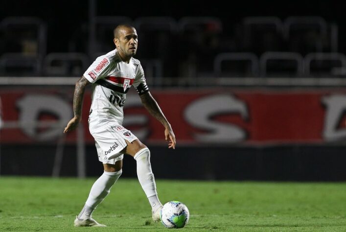 Em duelo pela 17ª rodada do Campeonato Brasileiro, neste sábado, São Paulo e Grêmio não conseguem criar chances perigosas e os times ficaram no empate sem gols no Morumbi. Daniel Alves foi muito mal e foi o pior avaliado do Tricolor paulista. Veja as notas do LANCE! para o São Paulo na partida. (Por Redação do LANCE!)