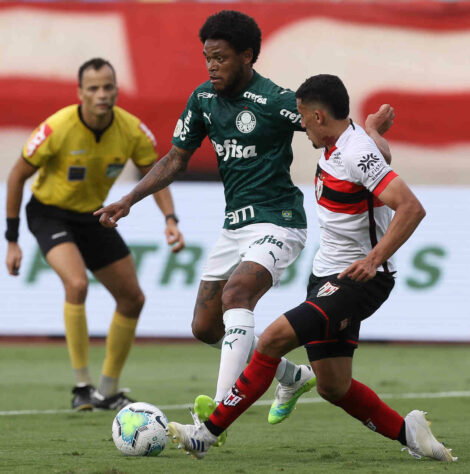 Efetivo nas descidas ao ataque, o Palmeiras venceu o Atlético-GO, em Goiânia, por 3 a 0, neste domingo. O atacante Luiz Adriano marcou duas vezes e foi o grande nome do duelo. Veja as notas para o Alviverde na partida. (Por Nosso Palestra)