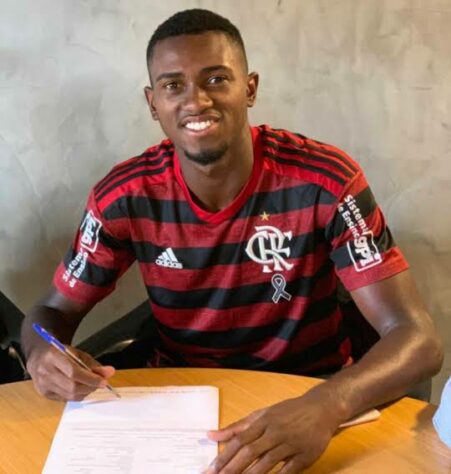 Otávio: o zagueiro, vale lembrar, foi titular na partida contra o Palmeiras na temporada 2020, pela 12ª rodada do Brasileirão, quando houve um surto de Covid-19 no Flamengo. O defensor renovou com o Rubro-Negro até 31/12/2023 e tem uma multa rescisória para clubes do exterior de 70 milhões de euros. 