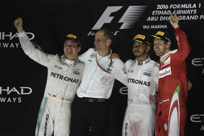 53 - Lewis Hamilton venceu o GP de Abu Dhabi de 2016, mas não conseguiu evitar o título de Nico Rosberg. Na corrida, o britânico segurou o ritmo dos rivais para ver se o companheiro de equipe era ultrapassado. Não deu!