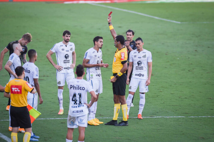 Santos e Ceará ficaram empatados por 0 x 0, na Vila Belmiro, no duelo de ida das oitavas de final da Copa do Brasil. O zagueiro Lucas Veríssimo foi expulso no final do primeiro tempo e complicou o jogo para o Santos. Por isso, levou a pior nota do time. Veja as avaliações do LANCE! para o Peixe.