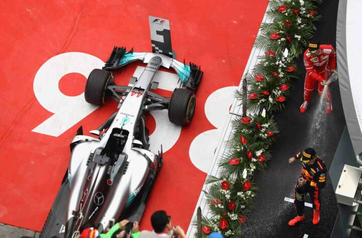 54 - No GP da China de 2017, Lewis Hamilton conquistou mais uma vitória na carreira