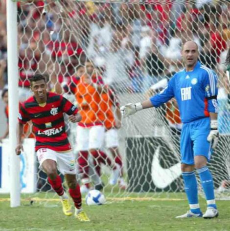 2008 – FLAMENGO - Marcado por reviravoltas, o Campeonato Brasileiro tinha o Flamengo como líder na 12ª rodada. O rubro-negro assumiu a ponta na 5ª rodada e se manteve até a rodada 13, quando o Grêmio despontou para o topo. O campeão daquela edição foi o São Paulo, que tomou a liderança do Imortal a seis rodadas do fim.
