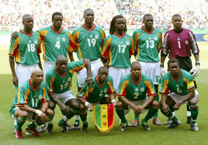 5- SENEGAL 2002: O país localizado na África Ocidental fez história ao jogar uma copa do mundo pela primeira vez, no ano de 2002. O time de Senegal conseguiu o feito histórico de ser a 7ª colocada daquele torneio. A equipe senegalesa caiu nas quartas de final e ganhou de seleções renomadas, como a França na estreia. O uniforme principal da equipe era branco com detalhes verdes, amarelos e vermelhos.