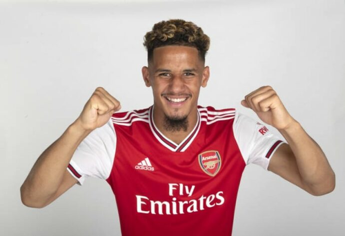 ESQUENTOU - A diretoria do Arsenal e o agente do zagueiro William Saliba deixou claro que o clube inglês não fará obstáculos para uma saída do atleta nesta janela de transferências.