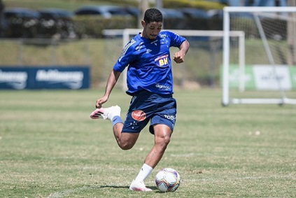 ESQUENTOU - O técnico do Cruzeiro, Luiz Felipe Scolari, já tem uma “batata quente” para resolver com atletas do elenco. O América-RN quer que o atacante Zé Eduardo volte a defender o clube potiguar. O jogador estava emprestado pela Raposa ao time nordestino, mas foi devolvido para compor elenco em BH. Agora, Felipão vai decidir se aproveita ou não o atleta.