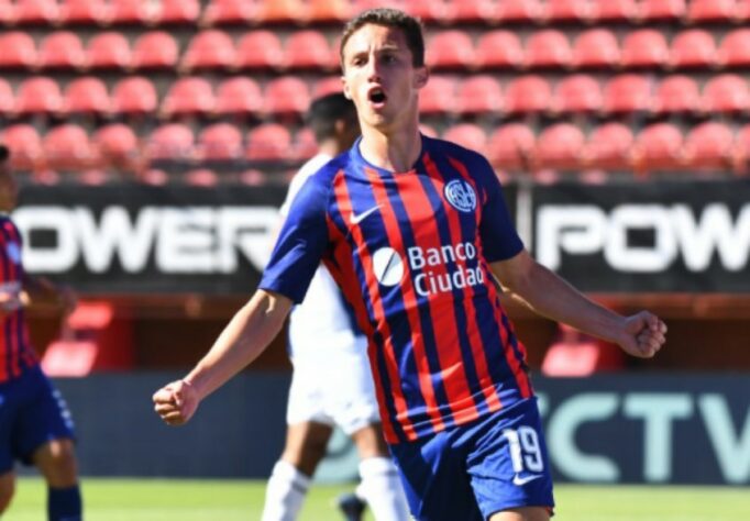 Agustín Hausch, promessa de 17 anos do San Lorenzo, quase foi para o Manchester City aos 13 anos. Contudo, seus pais, que representam o atleta, acharam que seria um passo maior que a perna, e decidiram manter o filho no San Lorenzo O pai ainda revelou que uma convocação de Hausch para o time sub-20 da Argentina o salvou de abandonar o futebol.