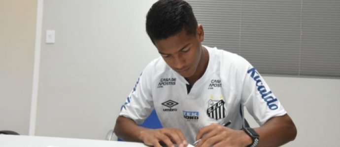 FECHADO - O atacante Ângelo Gabriel, de 15 anos, assinou na tarde desta sexta-feira (23) um pré-contrato profissional com o Santos. O atleta fez na última quinta-feira (22) seu primeiro treino com o elenco profissional do Peixe e está à disposição do técnico Cuca para a partida deste domingo (25), contra o Fluminense.