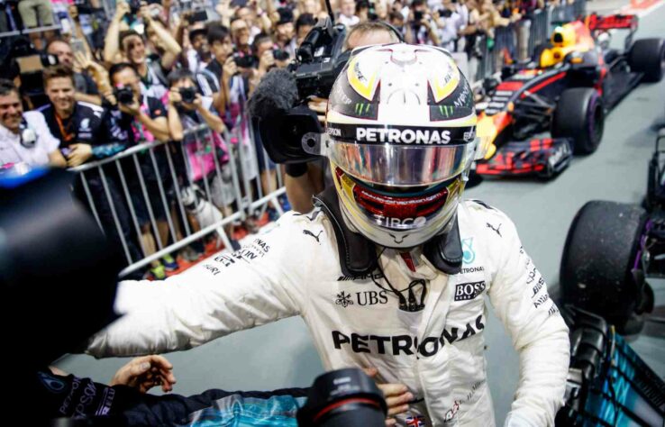60 - Hamilton contou com a sorte para vencer o GP de Singapura de 2017. Na largada, um acidente triplo com Sebastian Vettel, Kimi Räikkönen e Max Verstappen ajudou na disputa