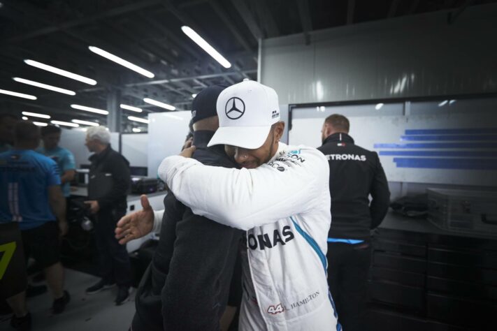 63 - No GP do Azerbaijão de 2018, Lewis Hamilton contou com a sorte. Sebastian Vettel errou nas voltas finais e Valtteri Bottas teve um furo no pneu. Isso pouco importou para o britânico, que comemorou muito