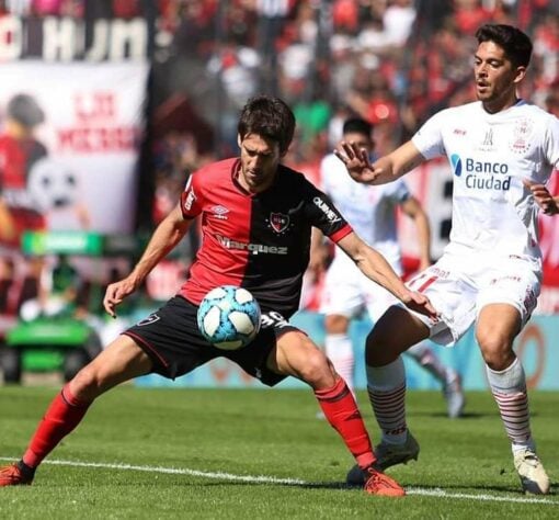Lucas Albertengo – O argentino joga pelo Newell’s Old Boys, emprestado pelo Independiente.