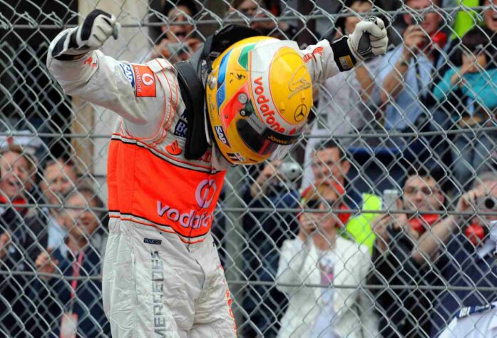 6 - Sob chuva, Hamilton bateu nas ruas de Mônaco e perdeu posições. Mas uma estratégia certeira da McLaren e uma atuação de gala deram vitória para o britânico