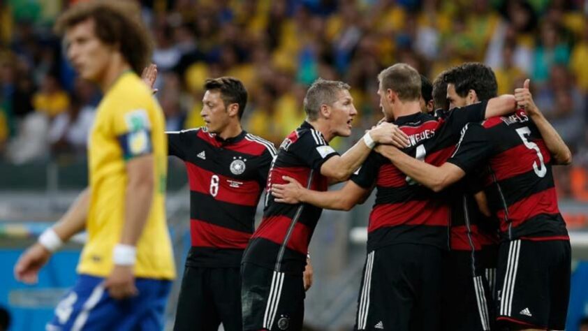 Ainda falando de Alemanha, é impossível não recordar o (doloroso) 7 a 1 sofrido pela Seleção Brasileira durante a Copa do Mundo de 2014, que aconteceu no Brasil, pela semifinal. Os gols foram marcados por Thomas Müller, Miroslav Klose, Toni Kroos (2), Sami Khedira, Andre Schürrle (2).