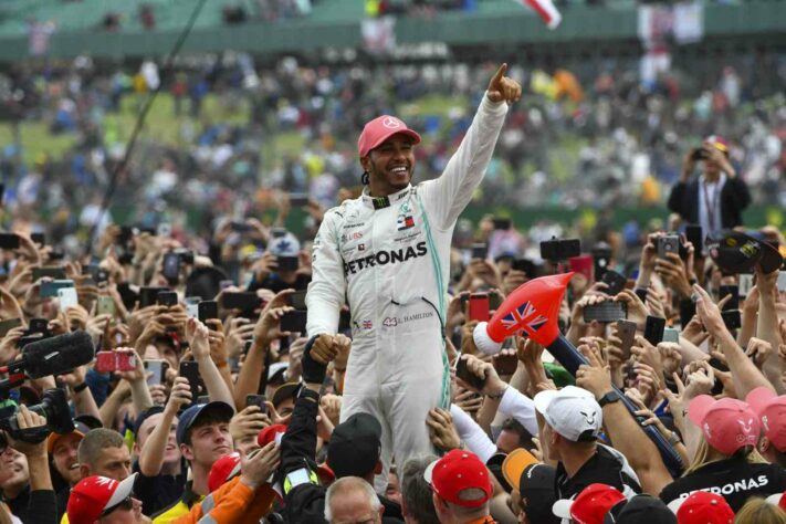 80 - Em 2019, Lewis Hamilton novamente venceu em Silverstone e caiu nos braços dos fãs. Mais uma festa no GP da Inglaterra