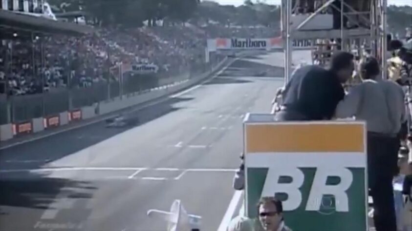Mas o momento mais icônico de Pelé com a Fórmula 1 certamente aconteceu no GP do Brasil de 2002, quando perdeu o momento em que daria a bandeira quadriculada.