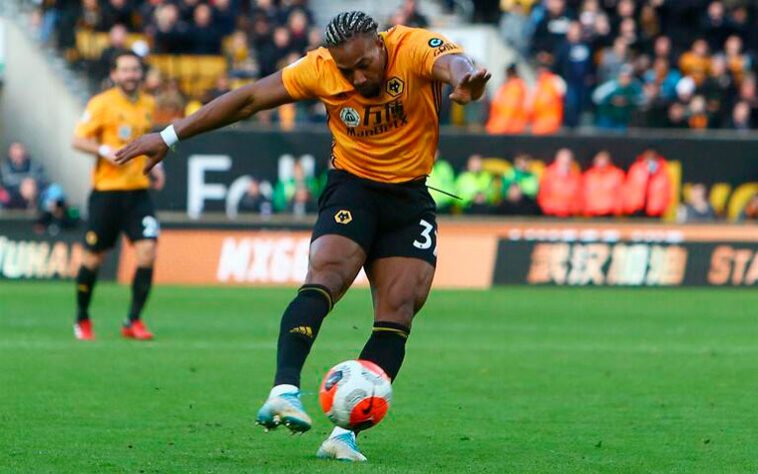 ESQUENTOU - Pensando em reforçar o seu ataque, o Leeds estuda a contratação do ponta do Wolverhampton, Adama Traoré, enviando uma proposta já em janeiro de 2021, de acordo com o 90min.