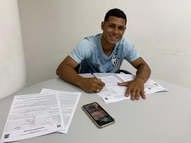 Além de Robinho, o Santos acertou a contratação do meia Alex Fernandes para a equipe sub-20. Ele, que estava no Atlético-MG, assinou um contrato profissional por duas temporadas com a equipe santista. 