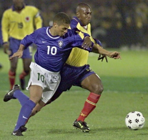 28/03/2000: Comandada por Vanderlei Luxemburgo e com um time ainda bastante distante daquele que viria a conquistar o penta em 2002, o Brasil estreou nas Eliminatórias conta a Colômbia em Bogotá e somente empatou em 0 a 0 contra uma seleção considerada muito mais fraca que a brasileira.