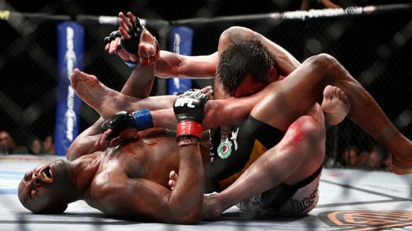 1. Anderson Silva x Chael Sonnen (UFC 117) - Em agosto de 2010, foi preciso muita força e resiliência para Anderson Silva bater Sonnen, no primeiro confronto entre eles. Com uma costela quebrada, o Spider sofreu e resistiu durante quatro rounds e, quando a luta se encaminhava para a vitória de Sonnen, o brasileiro o imobilizou faltando apenas 3 minutos para o fim. 