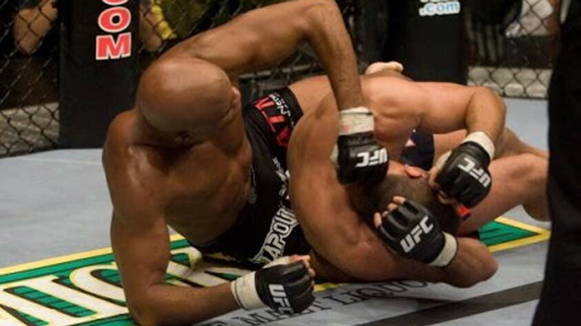 6. Anderson Silva x Dan Henderson (UFC 82) - Em março de 2008, Silva lutou contra o campeão dos pesos médios do Pride Fighting Championships, em uma disputa pela unificação dos títulos. Mesmo contra um adversário especialista na luta no chão, o Spider defendeu o seu título ao derrotar com um mata-leão no segundo assalto. 