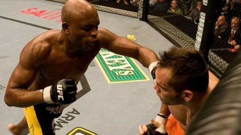 8. Anderson Silva x Rich Franklin (UFC 77) - Na luta seguinte ,em outubro de 2007, foi a vez de Anderson derrotar Franklin por nocaute técnico no segundo round, onde surpreendeu todos ao mostrar suas habilidades de trocação e de se esquivar com as mãos abaixadas. Anderson ganhou o bônus de nocaute da noite.