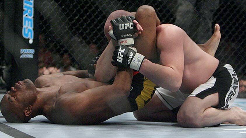 7. Anderson Silva x Travis Lutter (UFC 67) - Na sua primeira defesa de cinturão, em fevereiro de 2007, o Spider venceu o adversário imobilizando-o com um triângulo, enquanto estava por baixo, no meio do segundo round.