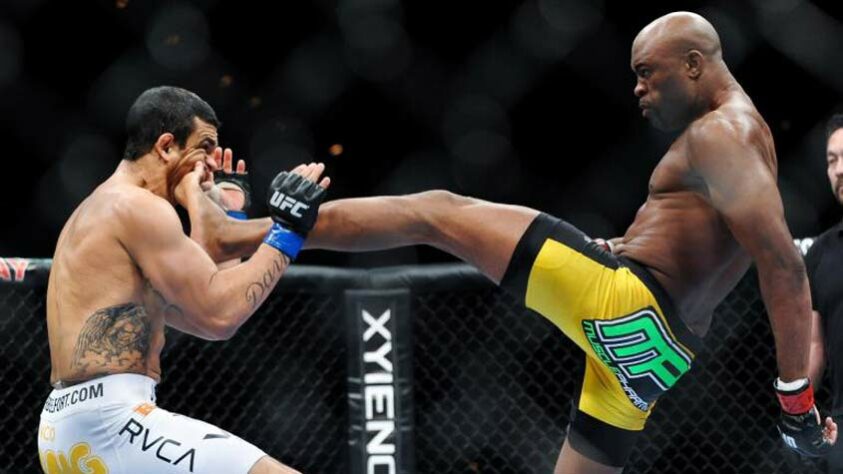 2. Anderson Silva x Vitor Belfort (UFC 126) - Em fevereiro de 2011, os compatriotas se enfrentaram pelo cinturão e Anderson Silva levou a melhor. Com um chute certeiro, o Spider nocauteou Belfort ainda no primeiro round. O golpe ainda rendeu os prêmios de nocaute da noite e do ano.