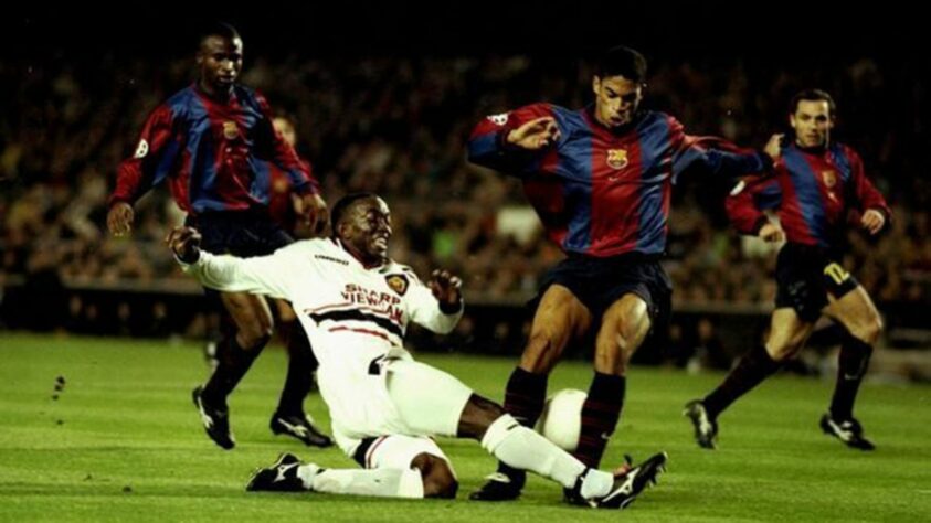 Barcelona x Manchester United - 1998/99 - Terceiro no Grupo D - Dois empates (3 x 3 e 3 x 3) com o Manchester United)
