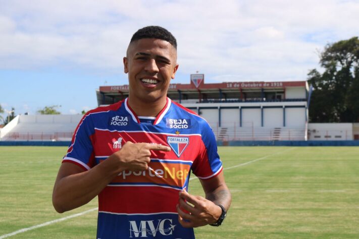 FECHADO - Por meio de suas redes sociais, o Fortaleza confirmou a chega do atacante Bergson, que pertencia ao rival Ceará. O contrato é até o final do Campeonato Brasileiro.