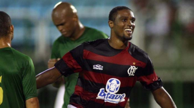 Bruno Mezenga (Flamengo): em 2005, o Flamengo promoveu ao profissional o atacante Bruno Mezenga, de 16 anos e oito meses, entretanto a aposta não gerou resultados e hoje Bruno não tem mais o prestígio de antes.
