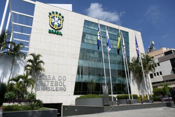 Quando a bola parou de rolar, o Brasil estava em meio a competições estaduais, regionais e a Copa do Brasil. Cada federação teve autonomia para definir quando retomaria sua rotina.