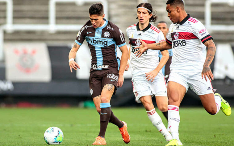 Em duelo pela 17ª rodada do Campeonato Brasileiro, neste domingo, na Neo Química Arena, o Corinthians teve muitas dificuldades tanto na defesa como no ataque e acabou derrotado por 5 a 1 para o Flamengo. Gil se destacou pelo gol marcado e não cometeu falhas individuais. Veja as notas do LANCE! para o Corinthians na partida. (Por Redação do LANCE!)