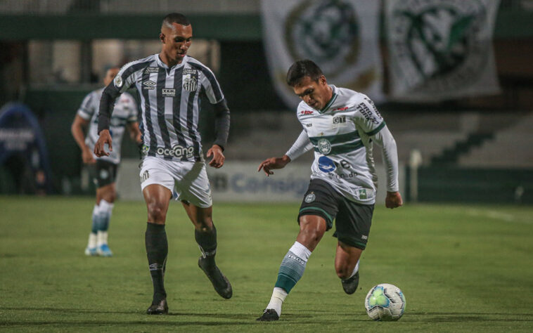 CORITIBA - Sobe: Rodrigo Muniz: O atacante realizou sua segunda partida pelo Coritiba e mostrou que pode ser o centroavante titular. Se movimentou e participou bem do jogo. Ainda, quase empatou a partida se não fosse o goleiro João Paulo. Desce: Defesa- Sem os dois zagueiros titulares, Sabino e Rhodolfo, o Coxa sofreu para frear o ataque santista, que aproveitou a fragilidade e fez dois gols.