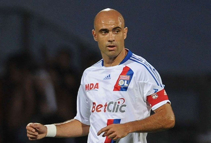 O ex-zagueiro Cris é outro jogador que teve grande identificação com o Lyon. Defendeu o clube entre 2004 e 2012. Ganhou quatro vezes o título francês e por duas vezes deu a volta olímpica na Copa da França e na Supercopa da França. 