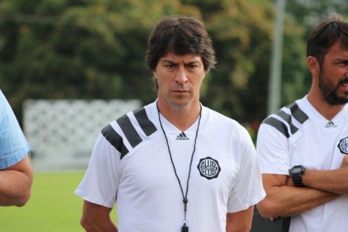 ESFRIOU - Após receber a recusa de Alexandre Gallo, o Botafogo decidiu procurar Daniel Garnero. As negociações, contudo, não tiveram um final feliz. O ex-treinador do Olimpia até gostou dos números apresentados pelo Alvinegro, mas alegou que quer ficar com a família, na Argentina, até o final do ano e, por isso, não vai aceitar nenhuma proposta no momento. Garnero treina no Paraguai há quatro anos. Agora, desempregado, quer aproveitar um pouco do tempo na terra-natal. O treinador afirmou que está disposto a ouvir ofertas, caso haja interesse, para assumir a partir do ano que vem.