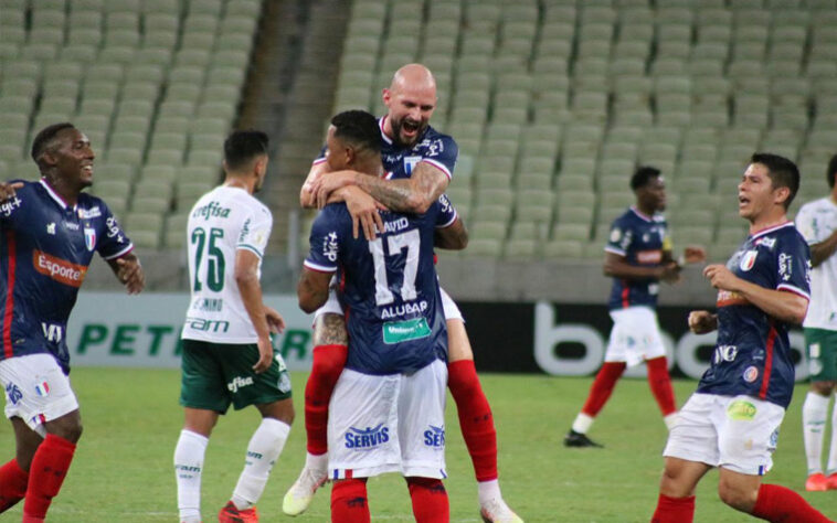 Fortaleza: Sobe - Jogo coletivo: Um time bem mais modesto que deu uma aula de futebol para o rico Palmeiras. Apresentou muitas trocas de passes e sufocou os visitantes no campo de ataque. / Desce - Recuou muito no segundo tempo: Foi para o intervalo com um 2 a 0 tranquilo no placar e abdicou de propor o jogo na etapa final, dando muito espaço para o Verdão tentar criar jogadas. Apesar disso, saiu com a vitória sem maiores preocupações.