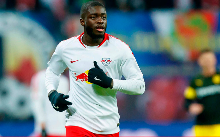 Dayot Upamecano - Sem Van Dijk pelo restante da temporada, o Liverpool buscará reforços para a posição na janela e o zagueiro do RB Leipzig surge como uma das prioridades. A multa do zagueiro com o clube alemão é de 100 milhões de euros (cerca de 670 milhões de reais) e os Reds podem ter a concorrência do Manchester United.