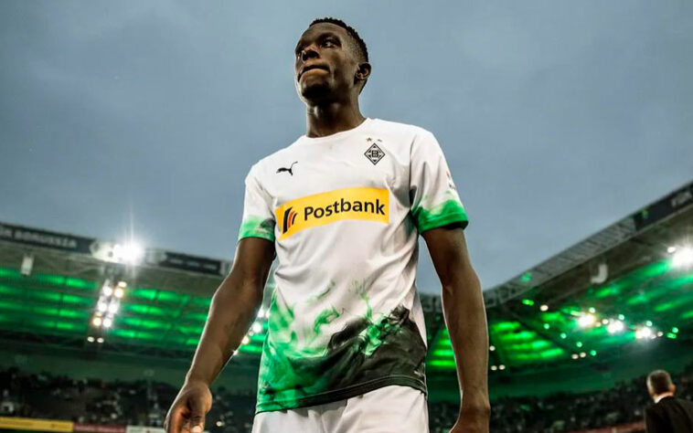 NEGOCIANDO - A Juventus está em conversas avançadas pela contratação do meia Denis Zakaria, do Borussia Monchengladbach, segundo o jornalista Fabrizio Romano. A Velha Senhora já está em contato com os empresários do atleta e realizou uma oferta por sete milhões de euros (R$ 42 milhões) ao clube alemão, mas que pode subir por conta de variáveis. Apesar da legião de meio-campistas, a contratação de Zakaria fortaleceria o plantel de Massimiliano Allegri. O atleta, que tem contrato até o fim da temporada, irá despertar o interesse de diversas equipes caso a Juventus não se antecipe pela contratação nesses últimos dias.