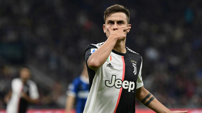 ESQUENTOU - O Chelsea está insaciável no mercado da bola, mesmo após contratar Hakim Ziyech, Timo Werner e Kai Havertz. De acordo com o jornal 'Daily Mail', Frank Lampard quer contar com Paulo Dybala, da Juventus, no elenco dos Blues. A investida deve ser feita na janela de transferências de janeiro.