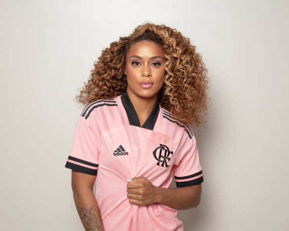 Camisa especial do Flamengo teve a cantora Mc Rebecca como modelo.