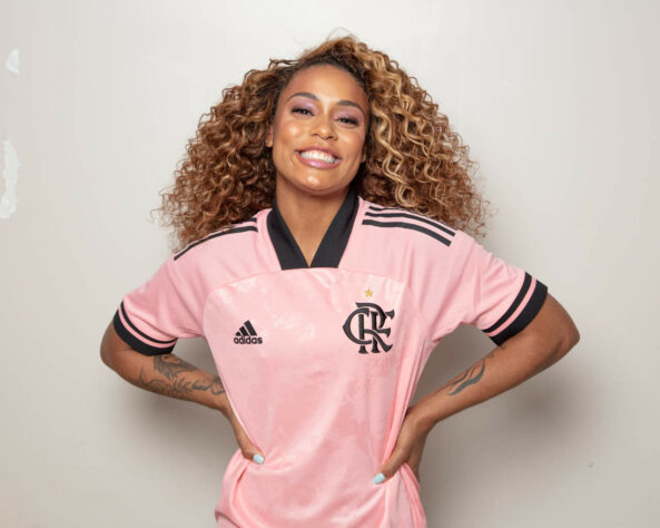 Camisa especial do Flamengo teve a cantora Mc Rebecca como modelo.