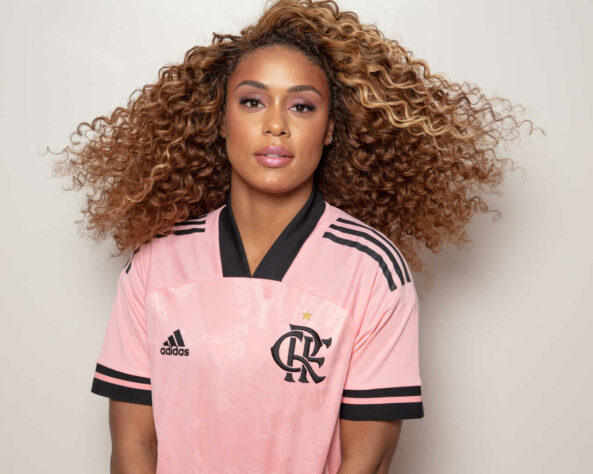 Camisa especial do Flamengo teve a cantora Mc Rebecca como modelo.