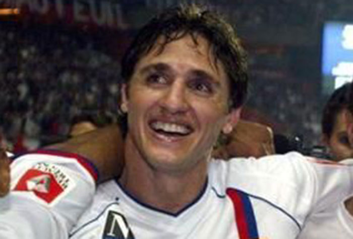 O ex-zagueiro Edmilson, que foi titular na conquista do penta em 2002, foi campeão francês quatro vezes pelo Lyon. Inclusive era jogador do clube na conquista do penta. Defendeu o Lyon entre 2000 e 2004.