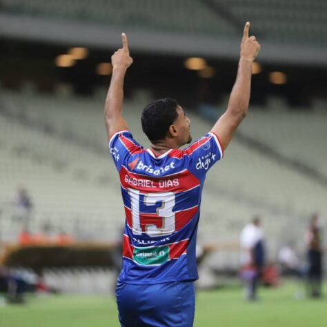 Fortaleza - Sobe: A equipe foi bem no jogo enquanto tinha todos os jogadores em campo e liderou o placar em todo o momento, não se desesperou com os gols tomados./ Desce: Com dois homens a menos, ficou difícil de impor o padrão tático e sofreram o gol de empate no final.