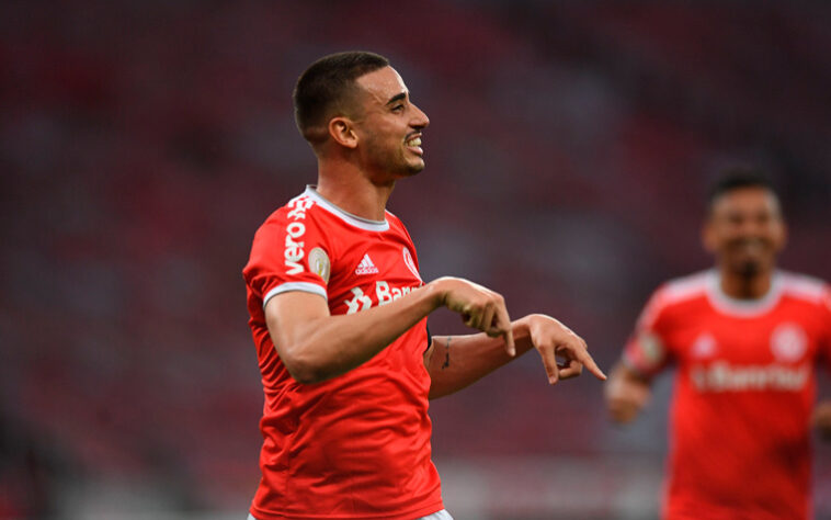 INTERNACIONAL - SOBE - HEITOR desdobrou-se entre a marcação e o apoio ao ataque e salvou duas chances rubro-negras em cima da linha na etapa final. Além disto, THIAGO GALHARDO voltou a ser decisivo. DESCE - ZÉ GABRIEL cometeu falhas defensivas em alguns momentos. Uma delas custou o gol marcado por Pedro no primeiro tempo.