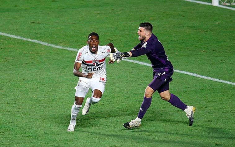 Na classificação do São Paulo para as quartas de final da Copa do Brasil, dois jogadores se destacaram: Brenner e Tiago Volpi. O atacante fez os dois gols da equipe no tempo regulamentar, enquanto o goleiro, além de defesas providenciais com a bola rolando, acabou pegando penalidade e sendo vital para a classificação. Confira as notas do confronto diante do Fortaleza. 