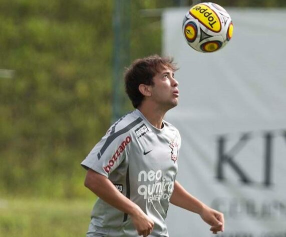 Everton Ribeiro - Posição: meio-campista - Clube onde foi revelado: Corinthians - Clube que joga atualmente: Flamengo